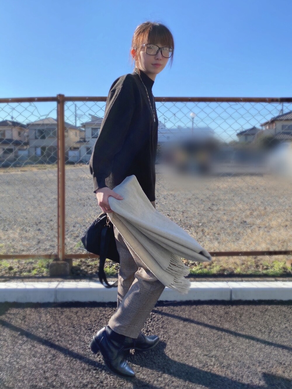 ブラック系のニット/セーター、ブラック系のトートバッグ、ブラウン系のその他パンツを着用したレディースの冬コーディネートの2枚目の写真