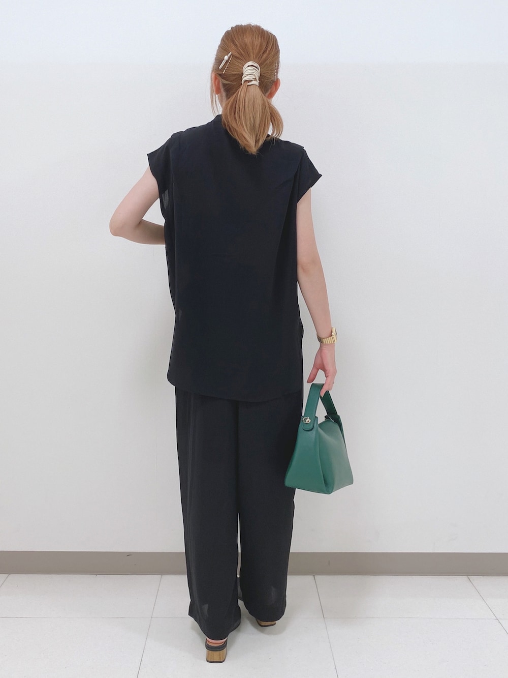 ブラック系のシャツ/ブラウス、ブラック系のその他パンツ、ブラック系のサンダルを着用したレディースの夏コーディネートの3枚目の写真