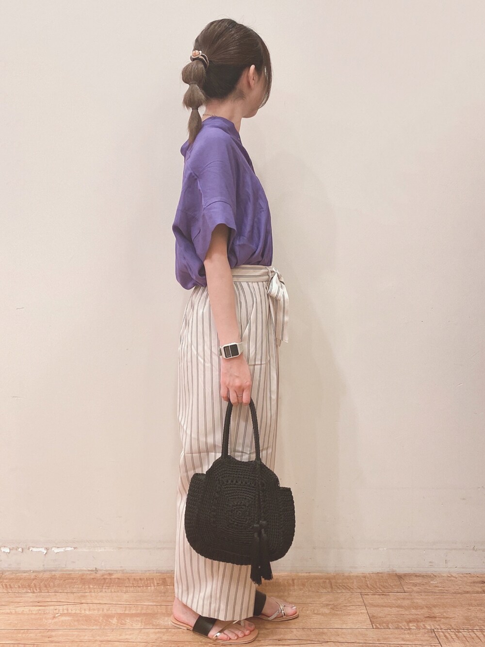 パープル系のシャツ/ブラウス、ベージュ系のその他パンツ、ブラック系のサンダルを着用したレディースの春コーディネートの2枚目の写真