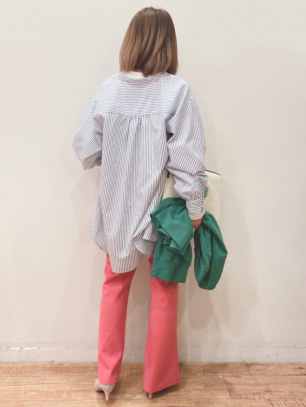 グリーン系のカーディガン/ボレロ、ブルー系のシャツ/ブラウス、ホワイト系のTシャツ/カットソーを着用したレディースの春コーディネートの3枚目の写真