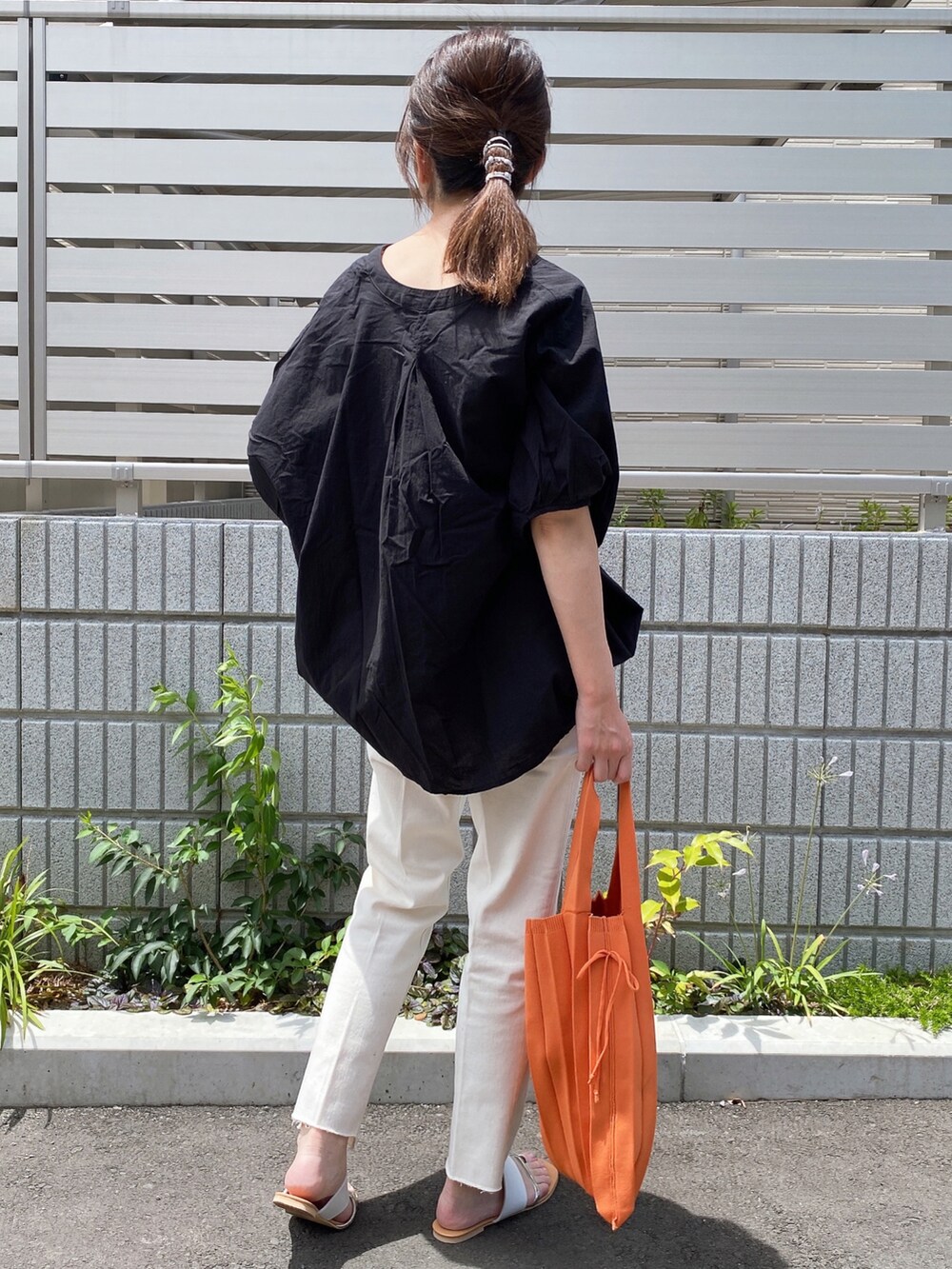 ブラック系のシャツ/ブラウス、ホワイト系のデニムパンツ、ベージュ系のサンダルを着用したレディースの夏コーディネートの2枚目の写真