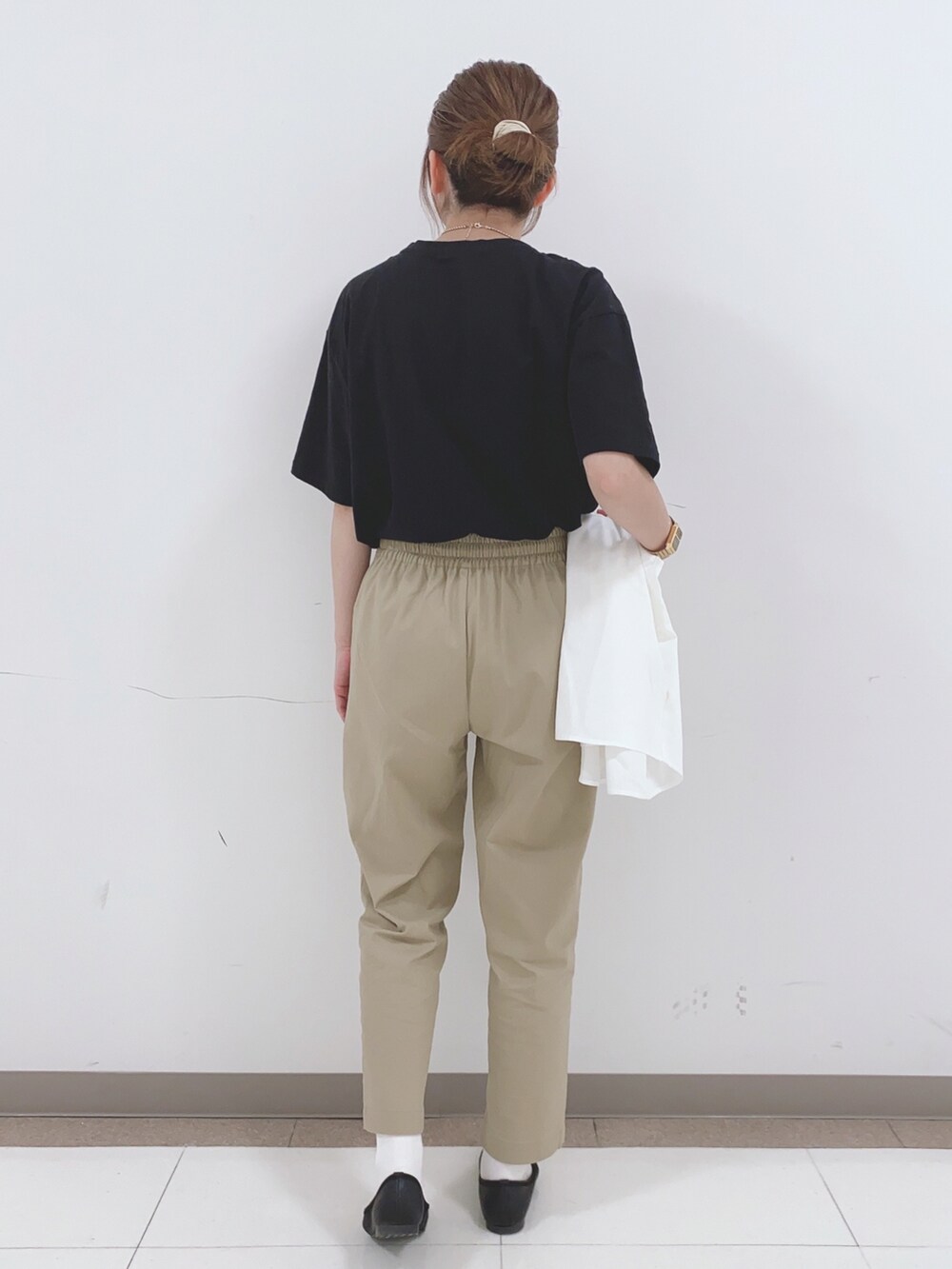 ブラック系のTシャツ/カットソー、ベージュ系のその他パンツ、ブラック系のパンプスを着用したレディースの春コーディネートの3枚目の写真