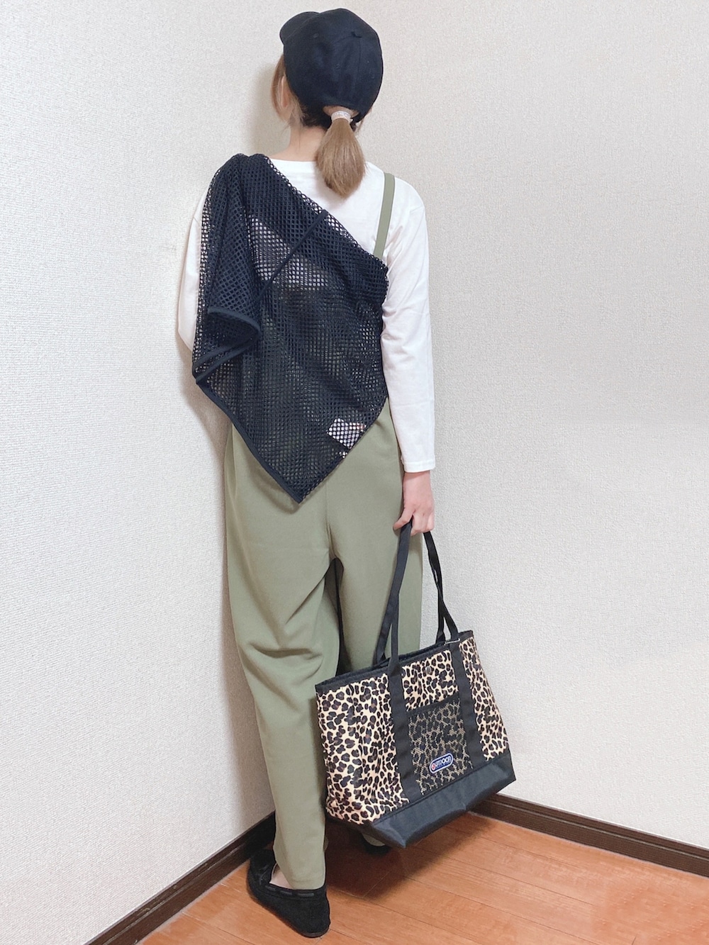 ブラック系のその他トップス、グリーン系のサロペット/オーバーオール、ブラウン系のトートバッグを着用したレディースの春コーディネートの3枚目の写真