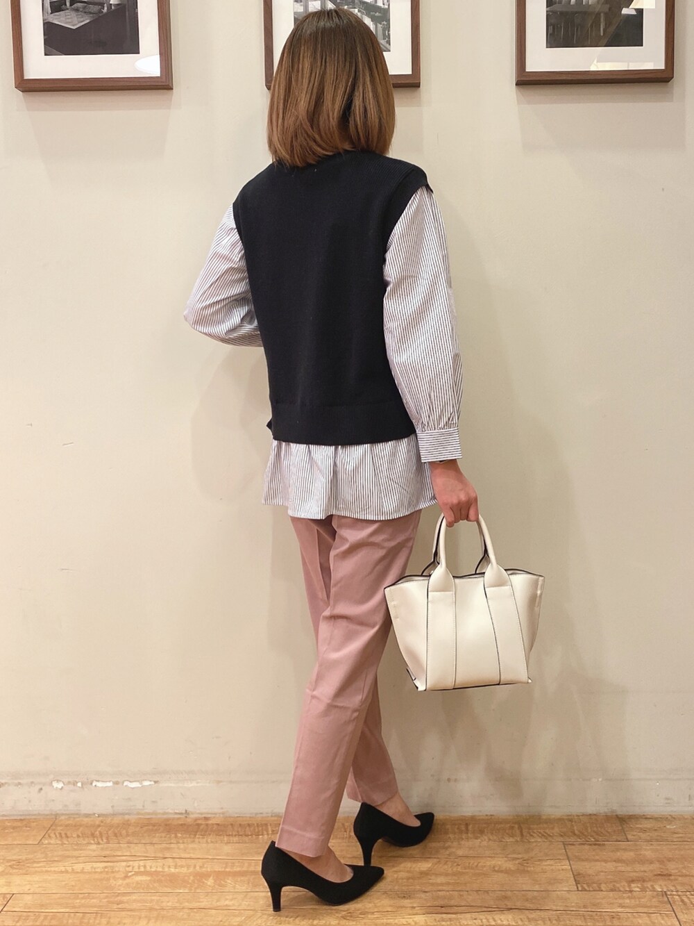 ブラック系のTシャツ/カットソー、ホワイト系のトートバッグ、ピンク系のその他パンツを着用したレディースの冬コーディネートの2枚目の写真