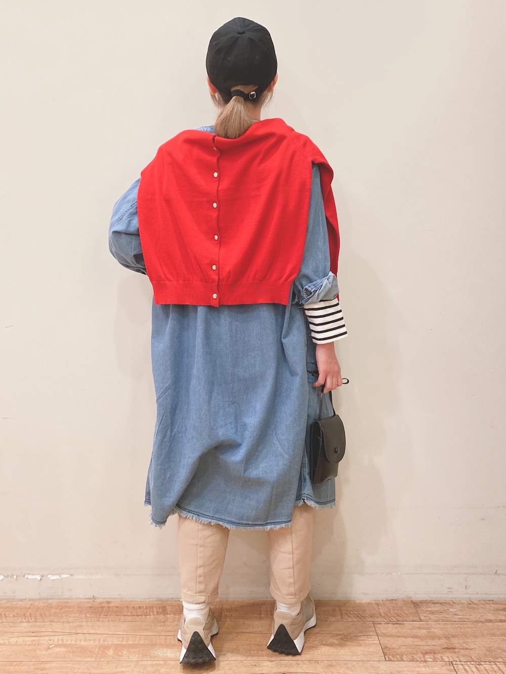 ブルー系のワンピース、レッド系のカーディガン/ボレロ、ブラック系のTシャツ/カットソーを着用したレディースの春コーディネートの3枚目の写真
