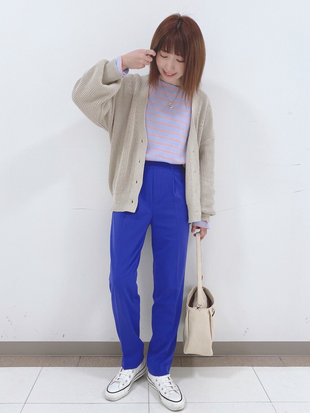 ピンク系のTシャツ/カットソー、ベージュ系のカーディガン/ボレロ、ブルー系のその他パンツを着用したレディースの春コーディネートの4枚目の写真