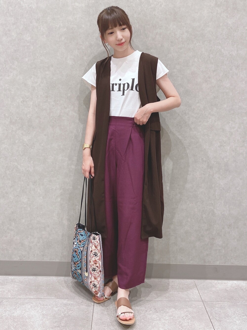 ホワイト系のTシャツ/カットソー、パープル系のその他パンツ、ブラウン系のサンダルを着用したレディースの夏コーディネートの4枚目の写真