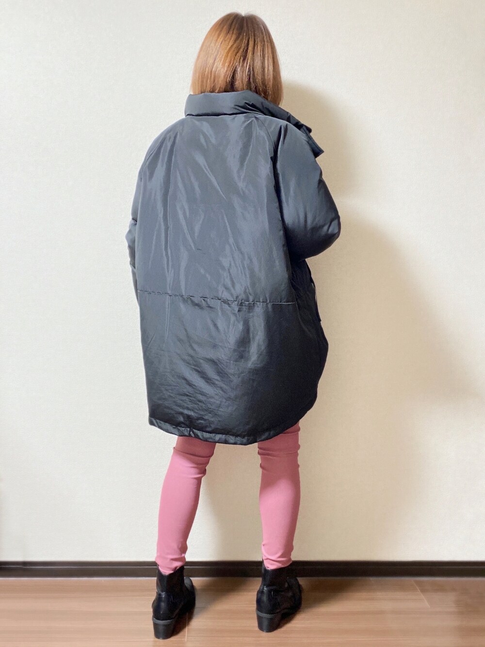 ホワイト系のニット/セーター、ブラック系のダウンジャケット/コート、ピンク系のその他パンツを着用したレディースの冬コーディネートの2枚目の写真