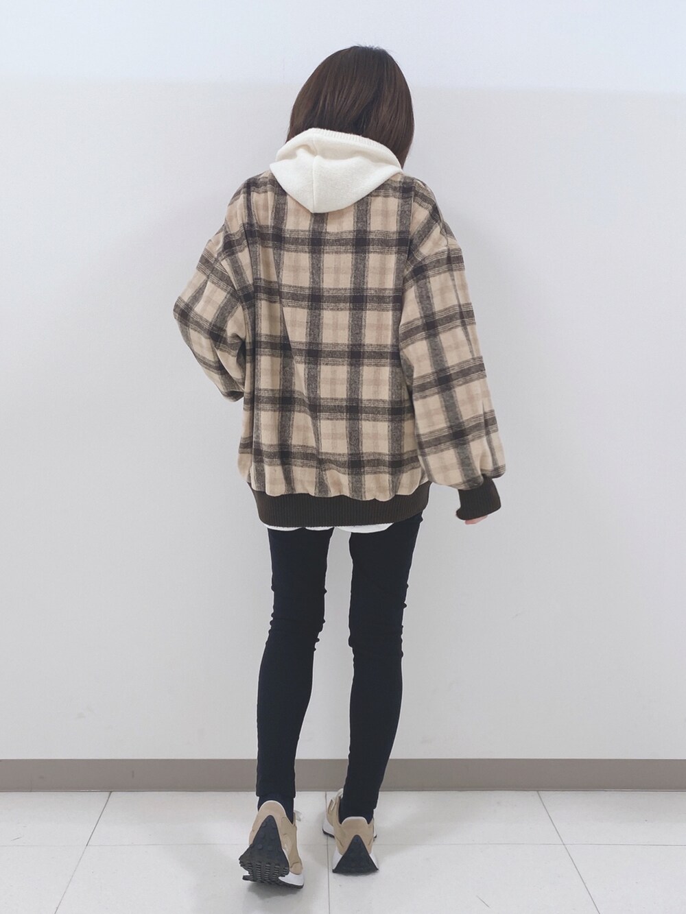 ブラウン系のTシャツ/カットソー、ブラック系のその他パンツ、ホワイト系のTシャツ/カットソーを着用したレディースの冬コーディネートの3枚目の写真