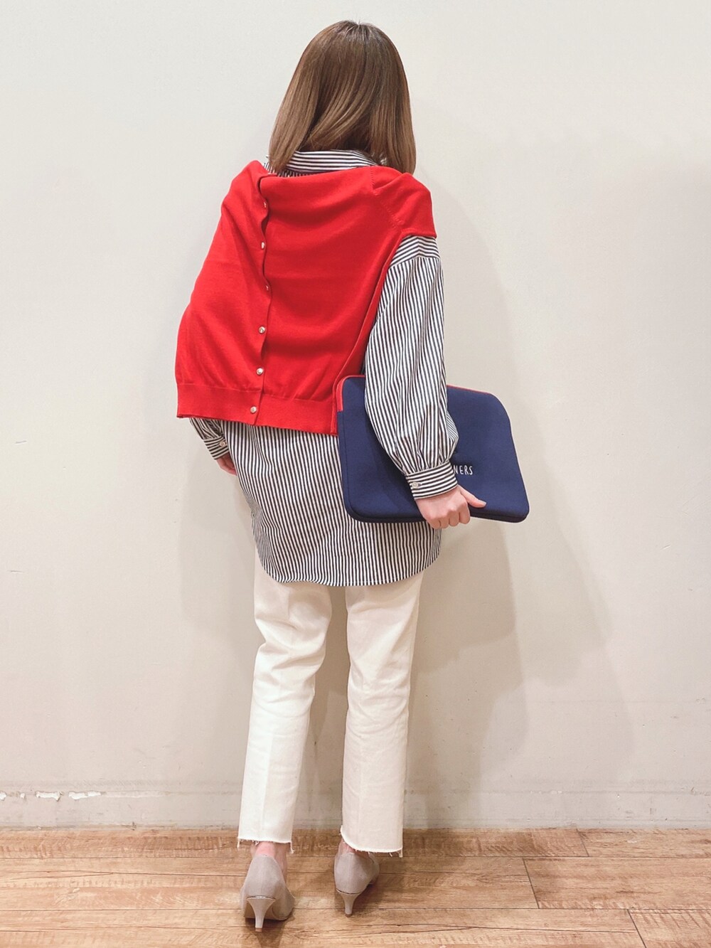 ブラック系のシャツ/ブラウス、レッド系のカーディガン/ボレロ、ホワイト系のデニムパンツを着用したレディースの春コーディネートの3枚目の写真