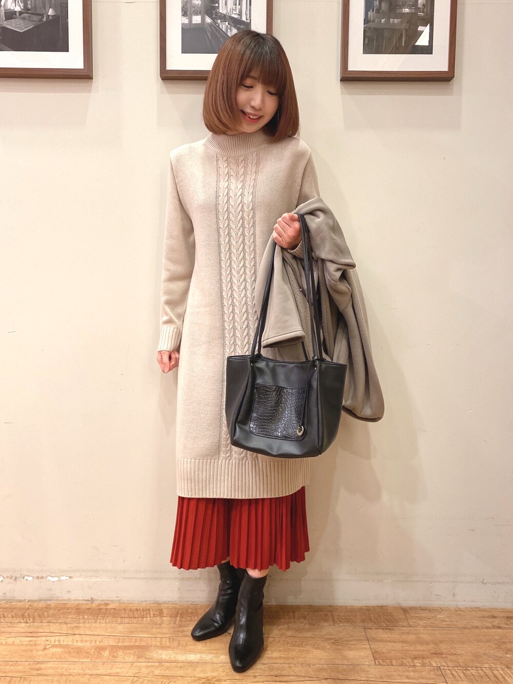 グレー系のその他アウター、ブラック系のトートバッグ、ブラック系のブーツを着用したレディースの冬コーディネートの3枚目の写真