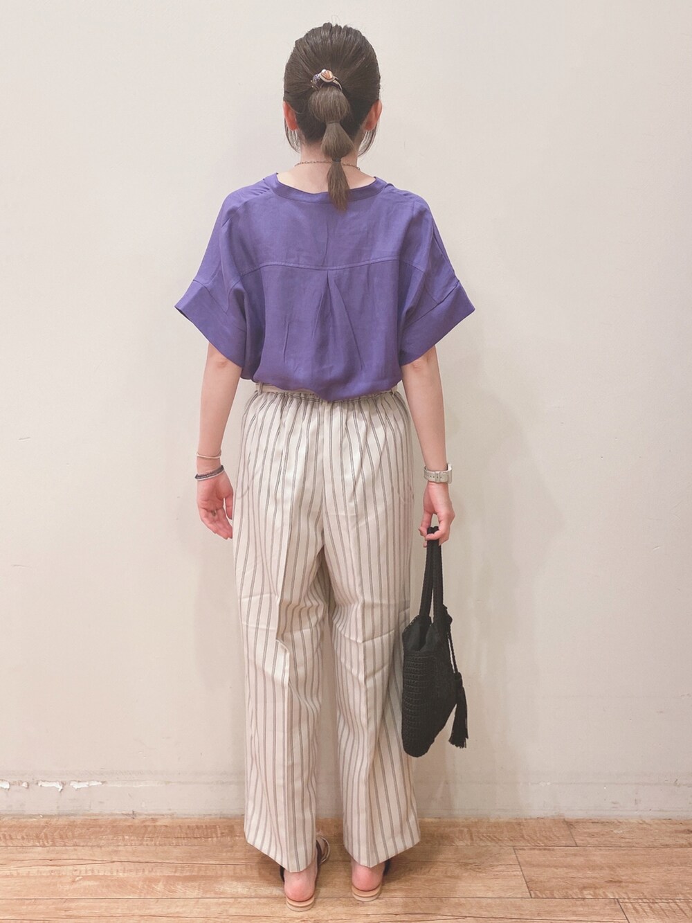 パープル系のシャツ/ブラウス、ベージュ系のその他パンツ、ブラック系のサンダルを着用したレディースの春コーディネートの3枚目の写真