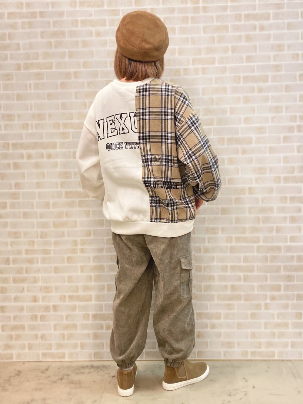 ホワイト系のスウェット、ベージュ系のその他パンツ、ブラウン系のスニーカーを着用したレディースの冬コーディネートの2枚目の写真