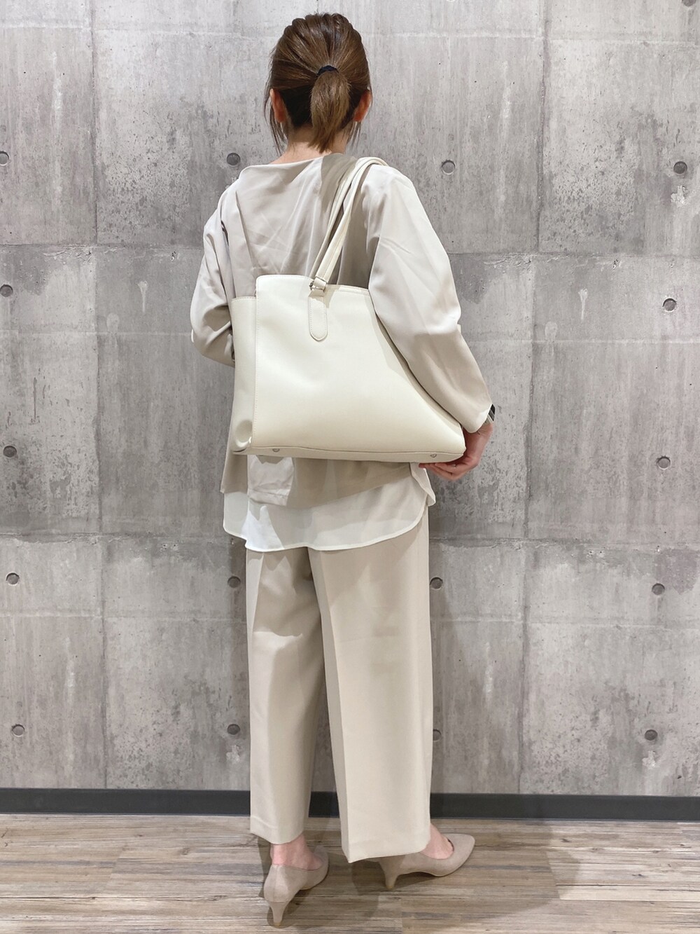 ベージュ系のその他トップス、ベージュ系のその他パンツ、ベージュ系のトートバッグを着用したレディースの冬コーディネートの2枚目の写真