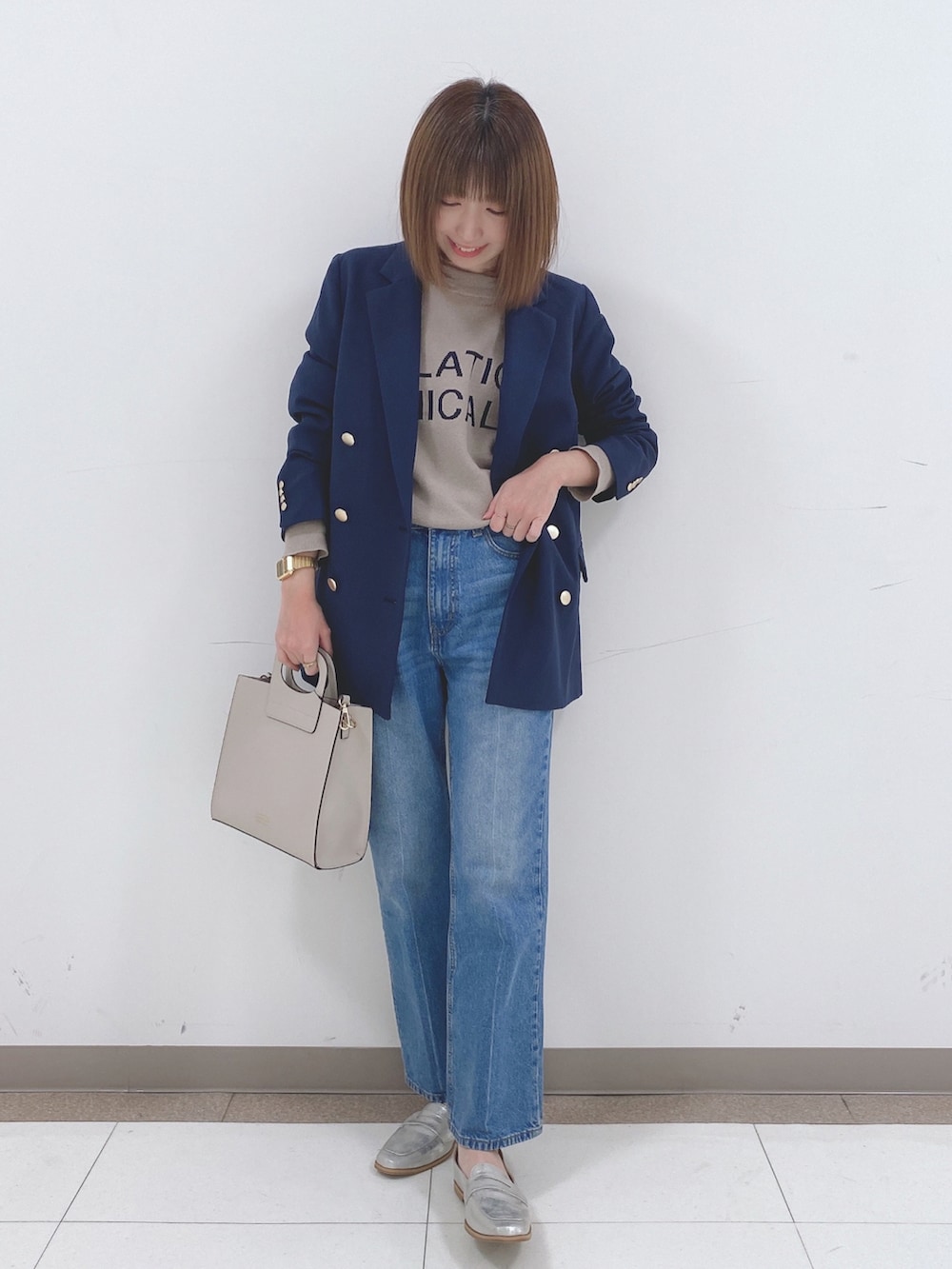 ベージュ系のニット/セーター、ブルー系のテーラードジャケット、ブルー系のデニムパンツを着用したレディースの冬コーディネートの4枚目の写真