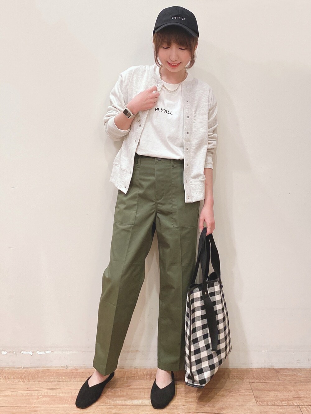 ホワイト系のTシャツ/カットソー、グレー系のカーディガン/ボレロ、グリーン系のその他パンツを着用したレディースの春コーディネートの4枚目の写真