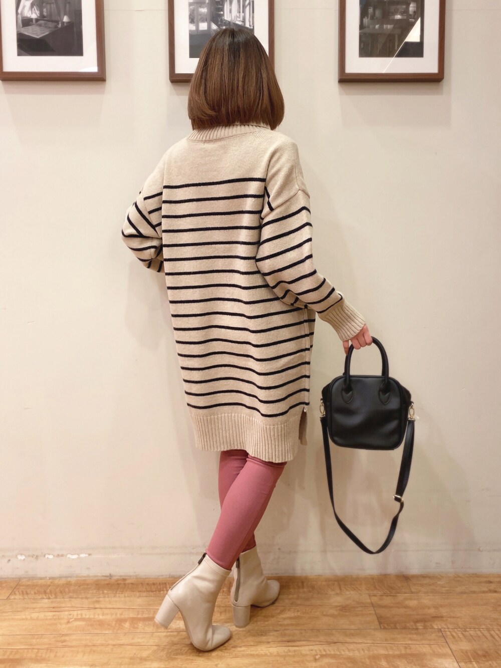 ベージュ系のワンピース、ブラック系のショルダーバッグ、ピンク系のその他パンツを着用したレディースの冬コーディネートの2枚目の写真