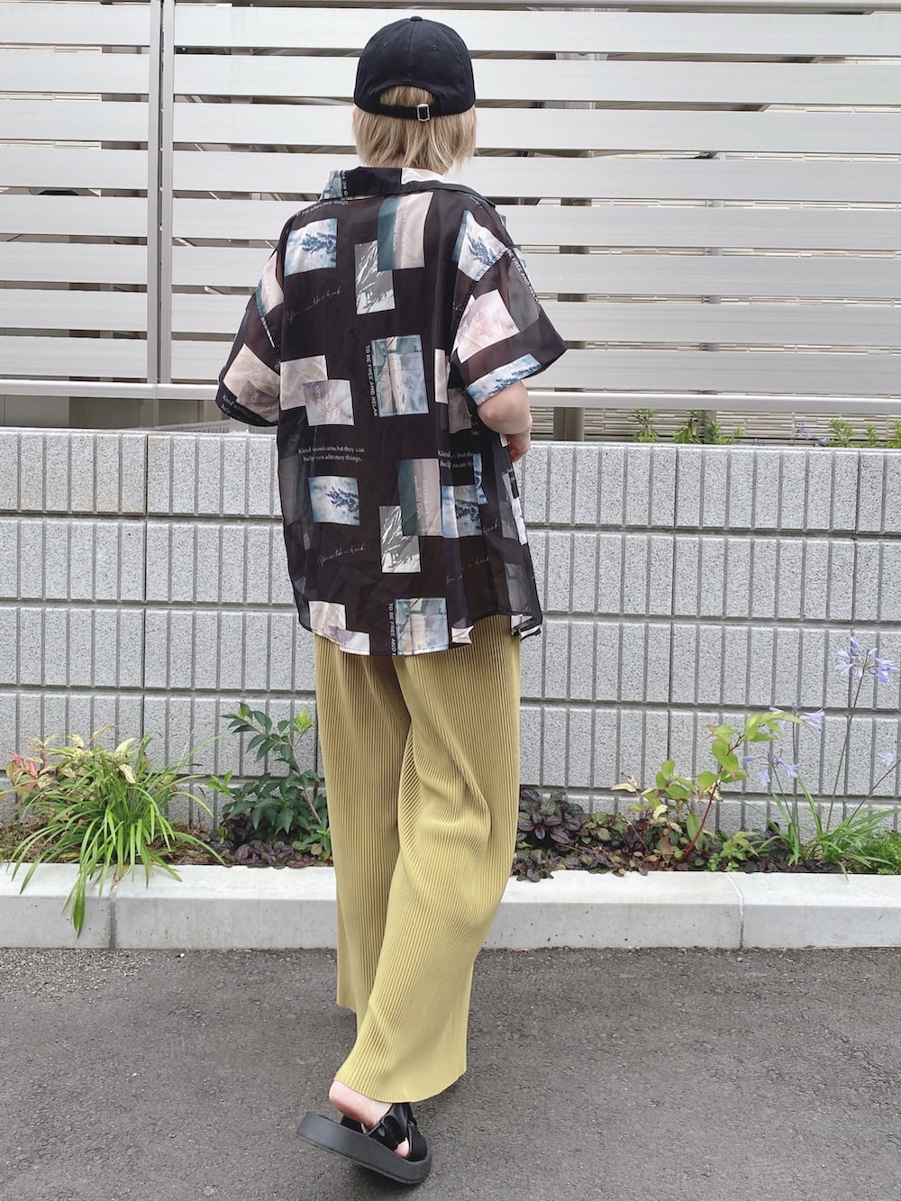 グリーン系のタンクトップ、ブラック系のシャツ/ブラウス、グリーン系のその他パンツを着用したレディースの夏コーディネートの3枚目の写真