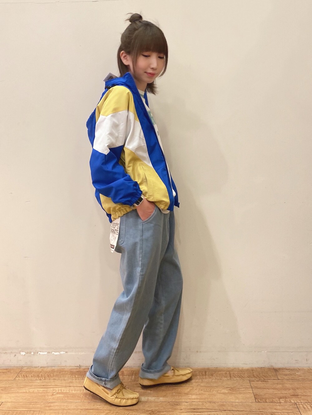 ブルー系のデニムパンツ、ブルー系のブルゾン、ホワイト系のスウェットを着用したレディースの春コーディネートの2枚目の写真