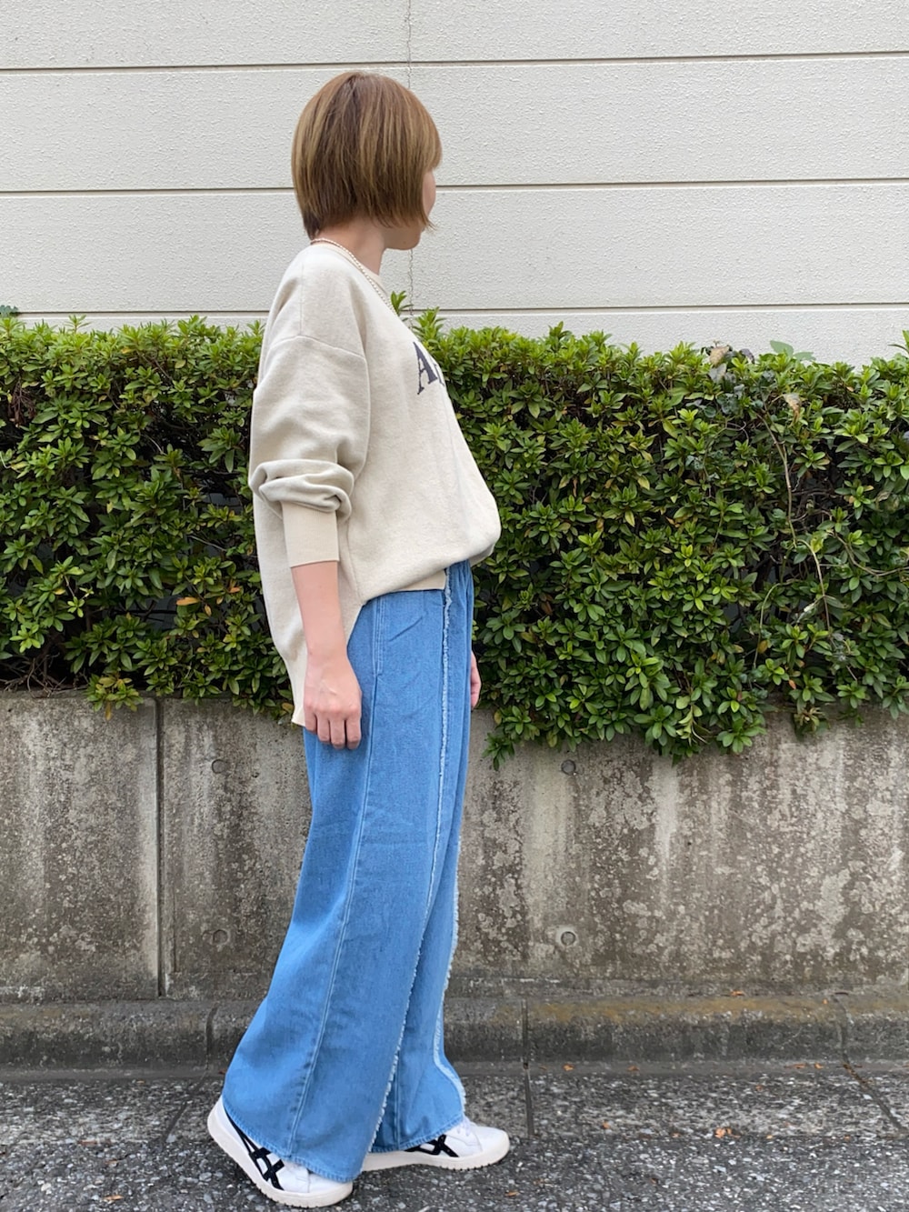 ホワイト系のニット/セーター、ブルー系のその他パンツを着用したレディースの秋コーディネートの2枚目の写真