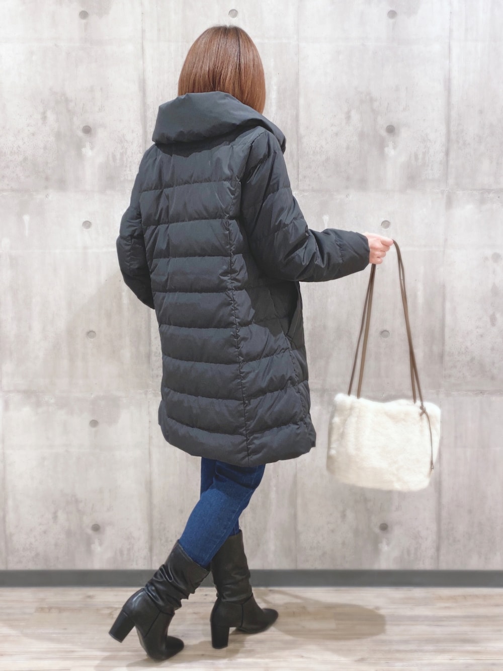 ブラック系のTシャツ/カットソー、ブルー系のデニムパンツ、ホワイト系のショルダーバッグを着用したレディースの秋コーディネートの2枚目の写真