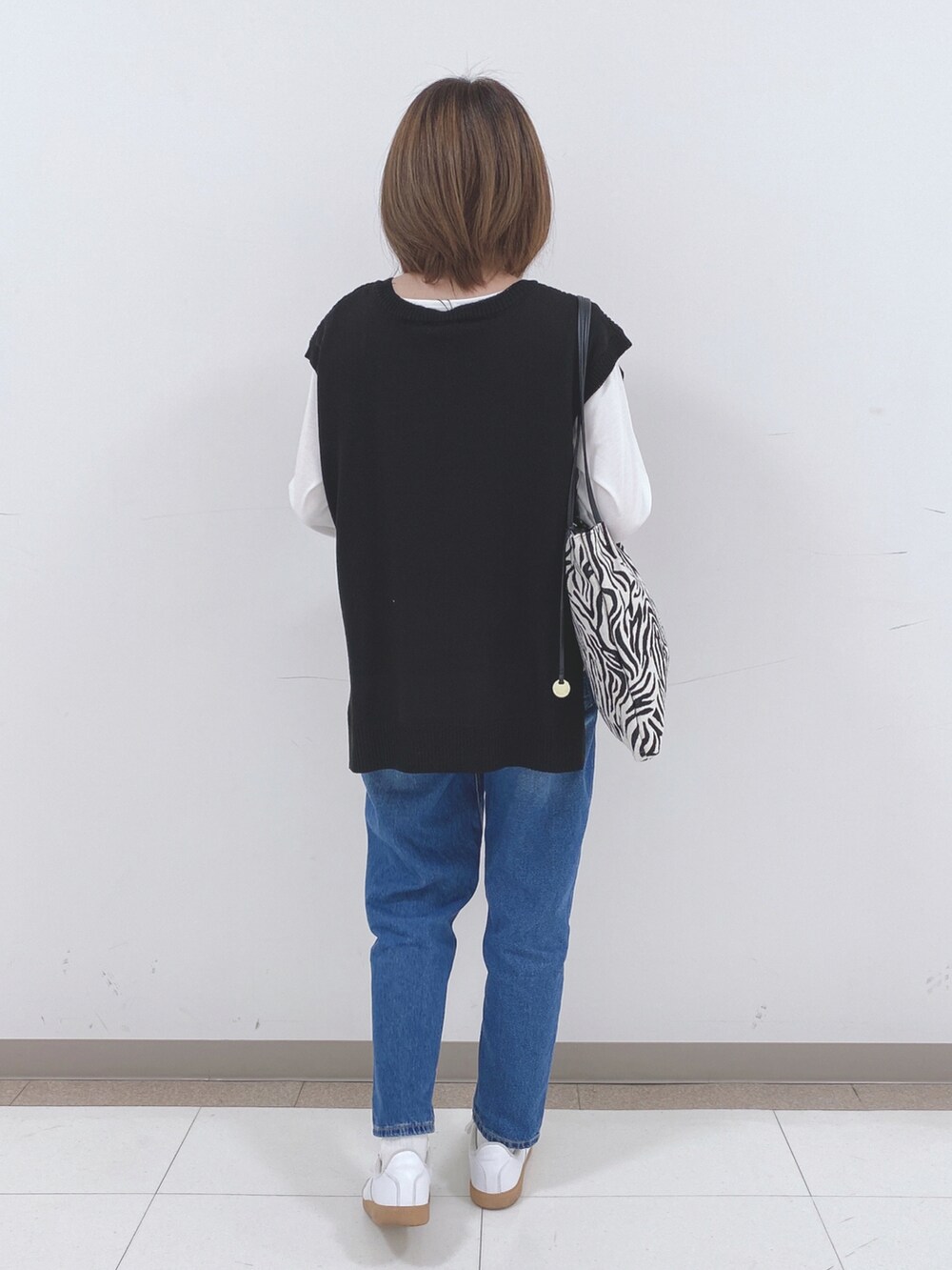 ブラック系のその他トップス、ブルー系のデニムパンツ、ブラック系のトートバッグを着用したレディースの冬コーディネートの3枚目の写真