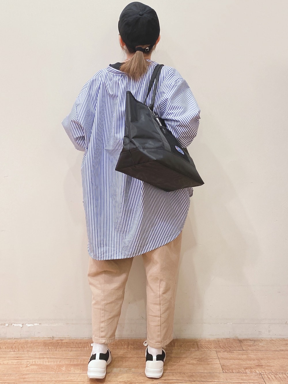 ブラック系のTシャツ/カットソー、ブルー系のワンピース、ベージュ系のその他パンツを着用したレディースの春コーディネートの3枚目の写真