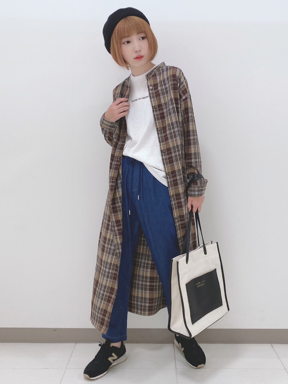 ベージュ系のワンピース、ホワイト系のTシャツ/カットソー、ブルー系のその他パンツを着用したレディースの秋コーディネートの4枚目の写真