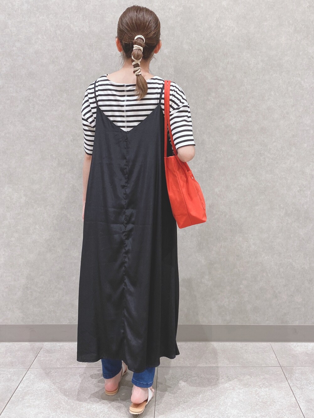 ブラック系のTシャツ/カットソー、ブラック系のワンピース、ベージュ系のサンダルを着用したレディースの夏コーディネートの3枚目の写真