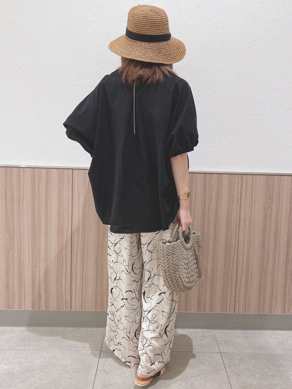 ベージュ系のその他パンツ、ブラック系のサンダル、グレー系のショルダーバッグを着用したレディースの夏コーディネートの3枚目の写真