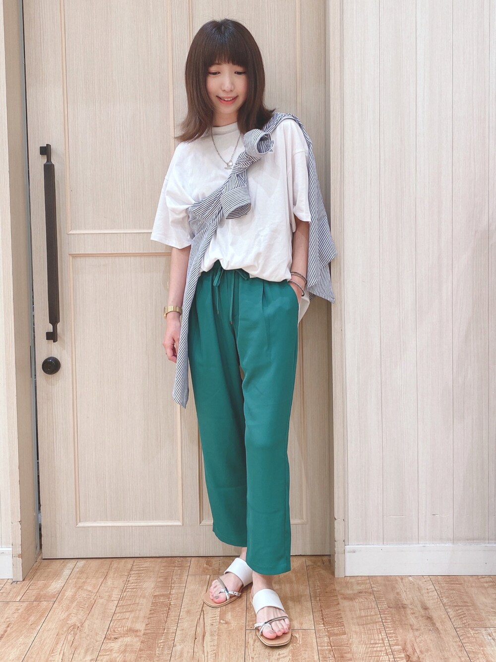 ブルー系のシャツ/ブラウス、ホワイト系のTシャツ/カットソー、グリーン系のその他パンツを着用したレディースの夏コーディネートの4枚目の写真