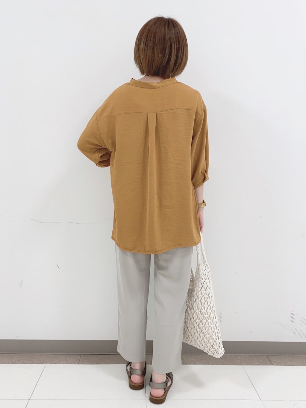 イエロー系のシャツ/ブラウス、グレー系のその他パンツ、その他のサンダルを着用したレディースの夏コーディネートの3枚目の写真