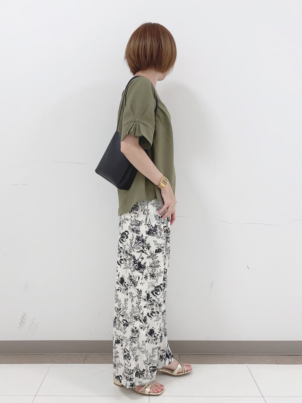 グリーン系のシャツ/ブラウス、ベージュ系のその他パンツ、ブラック系のショルダーバッグを着用したレディースの夏コーディネートの2枚目の写真