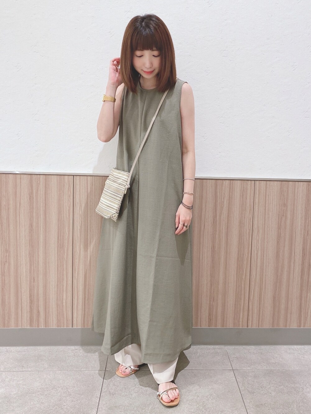 ブラック系のサンダル、グリーン系のワンピース、ベージュ系のその他パンツを着用したレディースの夏コーディネートの4枚目の写真