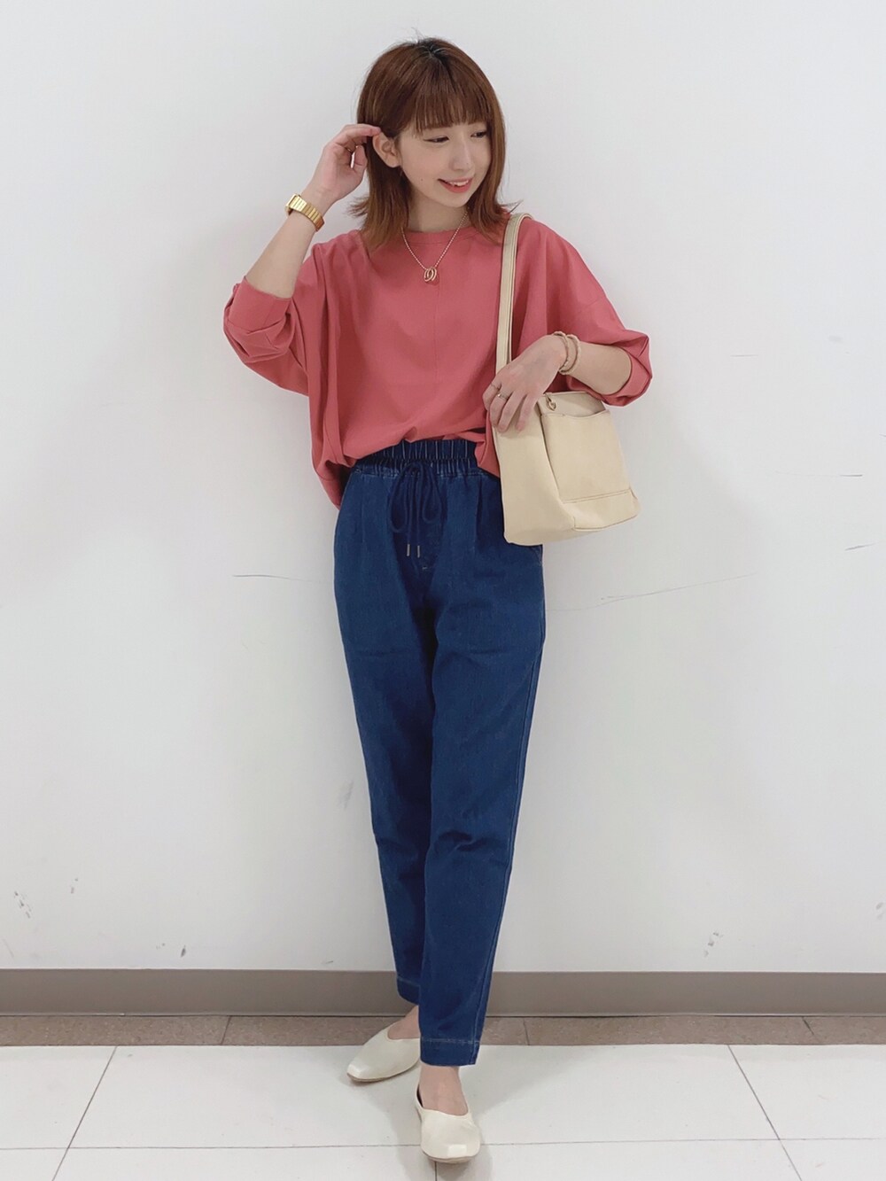 ピンク系のシャツ/ブラウス、ブルー系のその他パンツ、ホワイト系のパンプスを着用したレディースの春コーディネートの4枚目の写真
