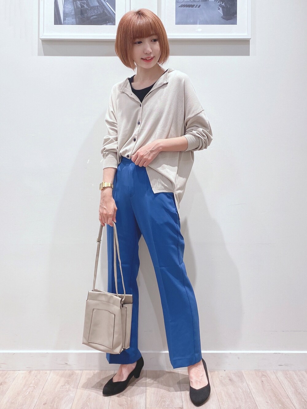 ベージュ系のカーディガン/ボレロ、ブルー系のその他パンツ、グレー系のショルダーバッグを着用したレディースの秋コーディネートの4枚目の写真