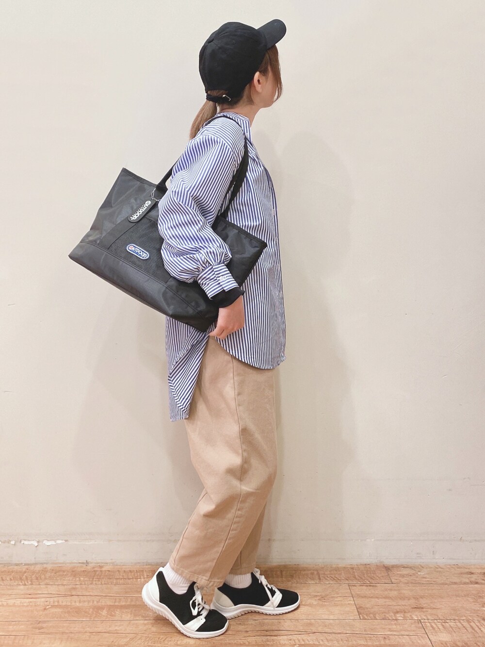 ブラック系のTシャツ/カットソー、ブルー系のワンピース、ベージュ系のその他パンツを着用したレディースの春コーディネートの2枚目の写真
