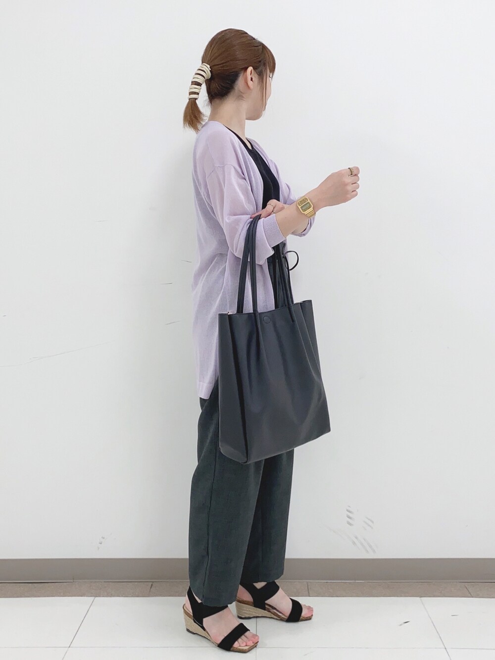 ブラック系のタンクトップ、パープル系のカーディガン/ボレロ、グレー系のその他パンツを着用したレディースの春コーディネートの2枚目の写真