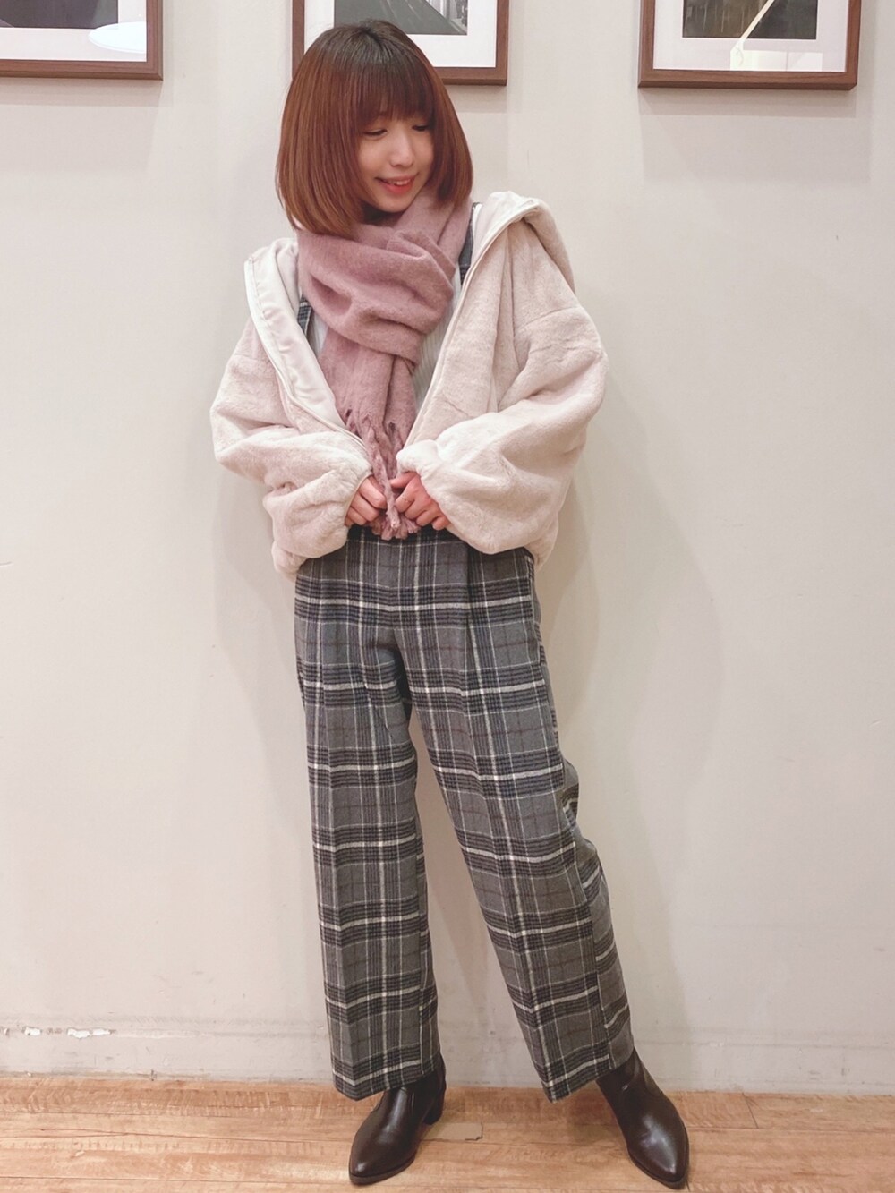 ベージュ系のブルゾン、グレー系のその他パンツ、ブラウン系のブーツを着用したレディースの冬コーディネートの2枚目の写真