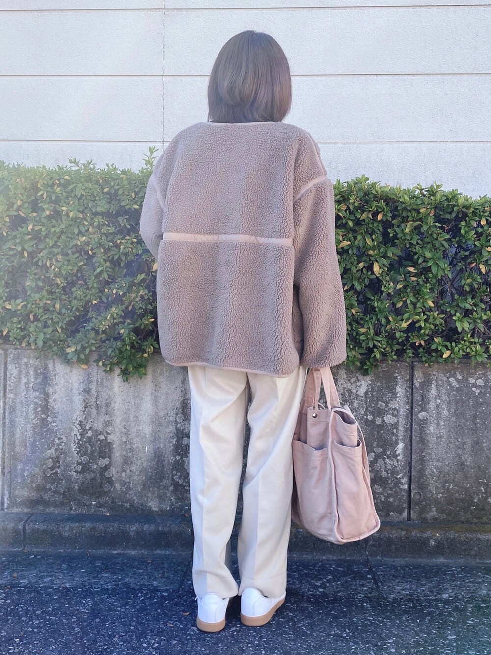 ブラック系のニット/セーター、ベージュ系のノーカラージャケット、ホワイト系のスニーカーを着用したレディースの冬コーディネートの3枚目の写真