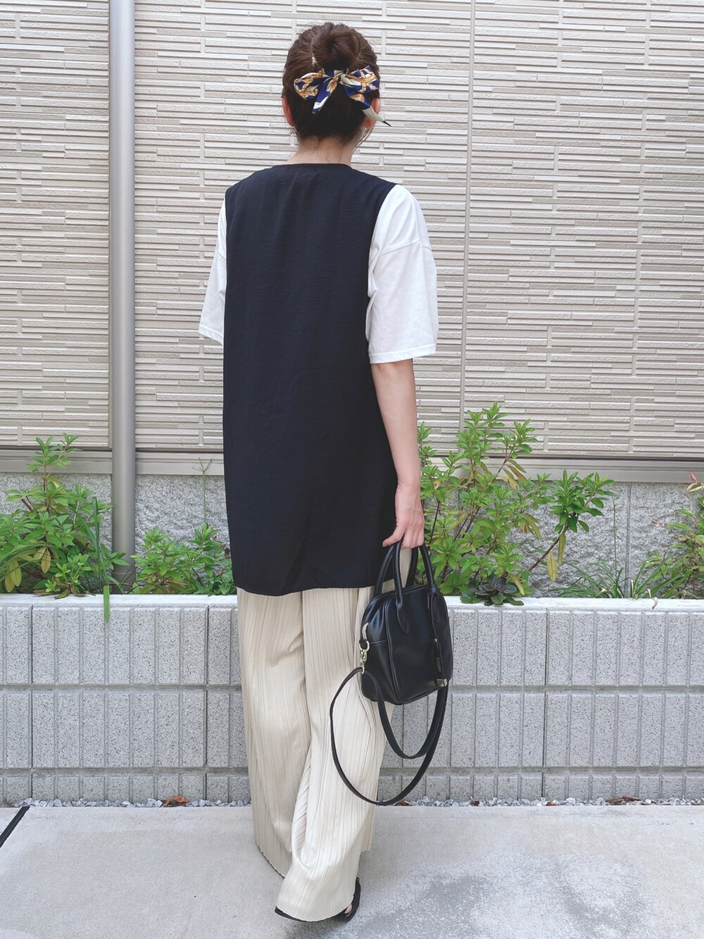 ホワイト系のTシャツ/カットソー、ブラック系のTシャツ/カットソー、ホワイト系のパンツを着用したレディースの夏コーディネートの3枚目の写真