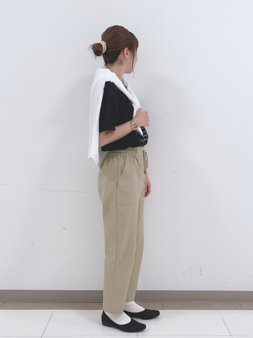ブラック系のTシャツ/カットソー、ベージュ系のその他パンツ、ブラック系のパンプスを着用したレディースの春コーディネートの2枚目の写真