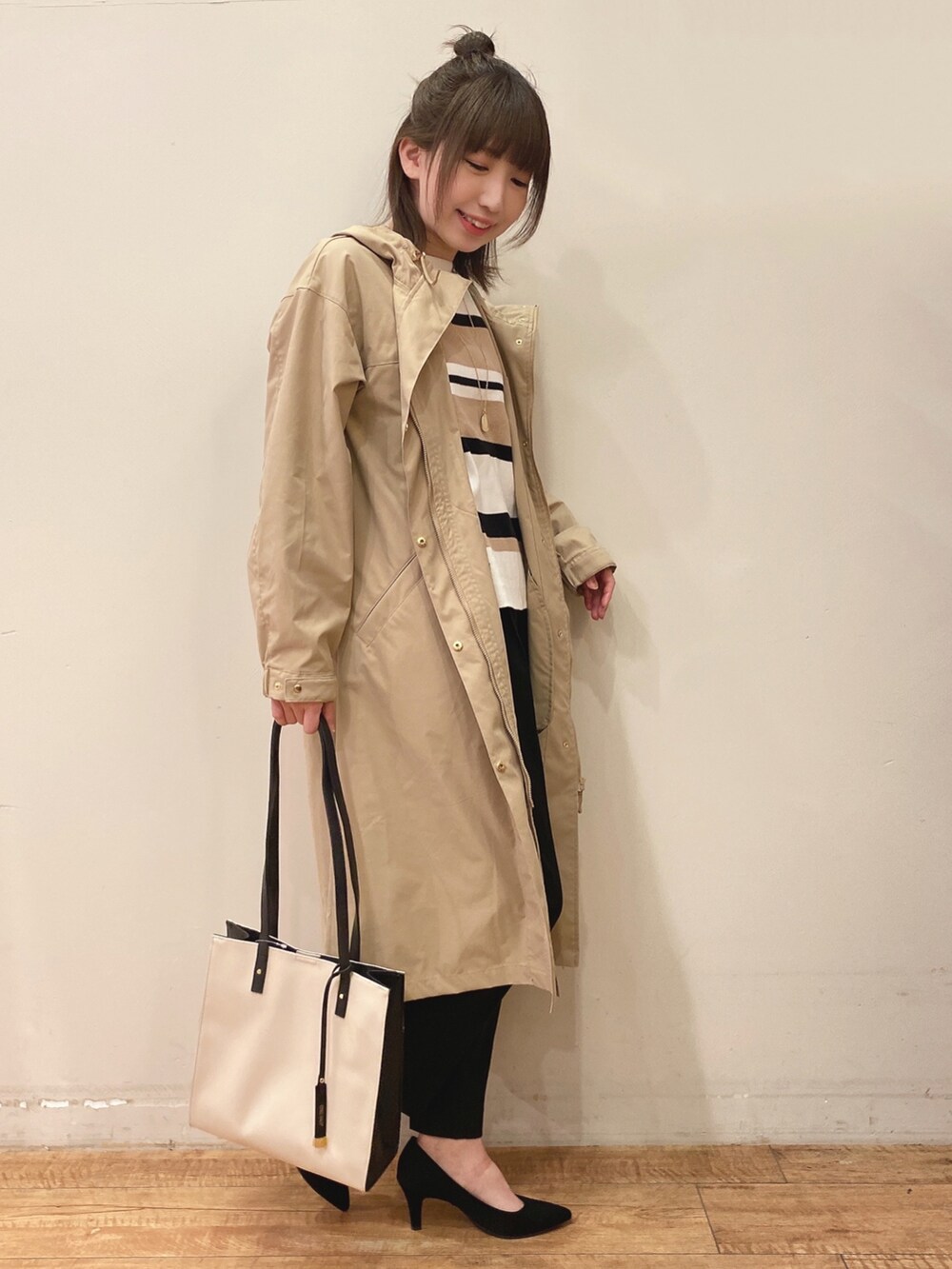 ベージュ系のニット/セーター、ブラック系のパンツ、イエロー系のその他アウターを着用したレディースの春コーディネートの2枚目の写真