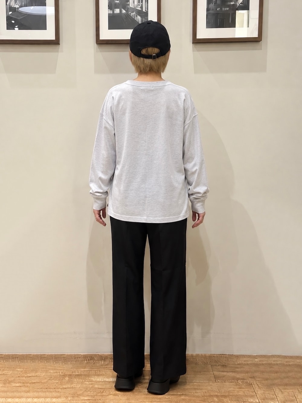 レッド系のカーディガン/ボレロ、グレー系のTシャツ/カットソー、ブラック系のその他パンツを着用したレディースの秋コーディネートの6枚目の写真