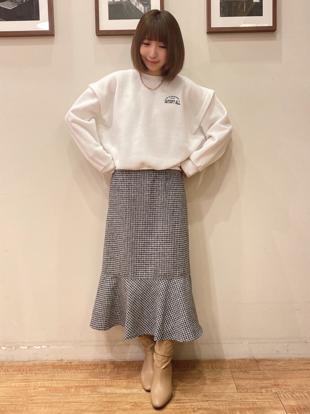 ホワイト系のスウェット、ブルー系のブルゾン、ブラック系のスカートを着用したレディースの冬コーディネートの3枚目の写真