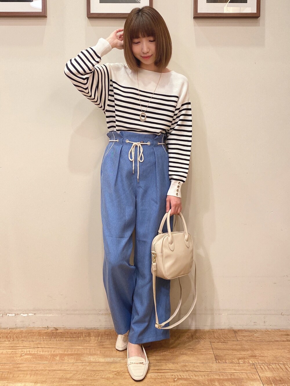 ブラック系のニット/セーター、ベージュ系のブルゾン、ブルー系のその他パンツを着用したレディースの冬コーディネートの3枚目の写真