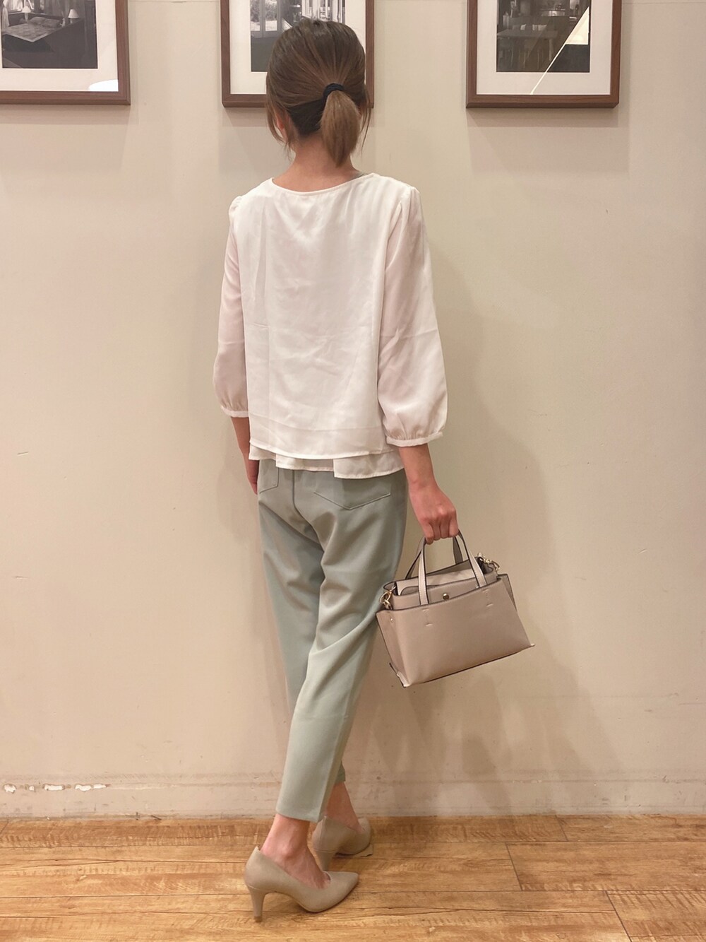 ホワイト系のシャツ/ブラウス、グリーン系のその他パンツ、グレー系のショルダーバッグを着用したレディースの冬コーディネートの2枚目の写真