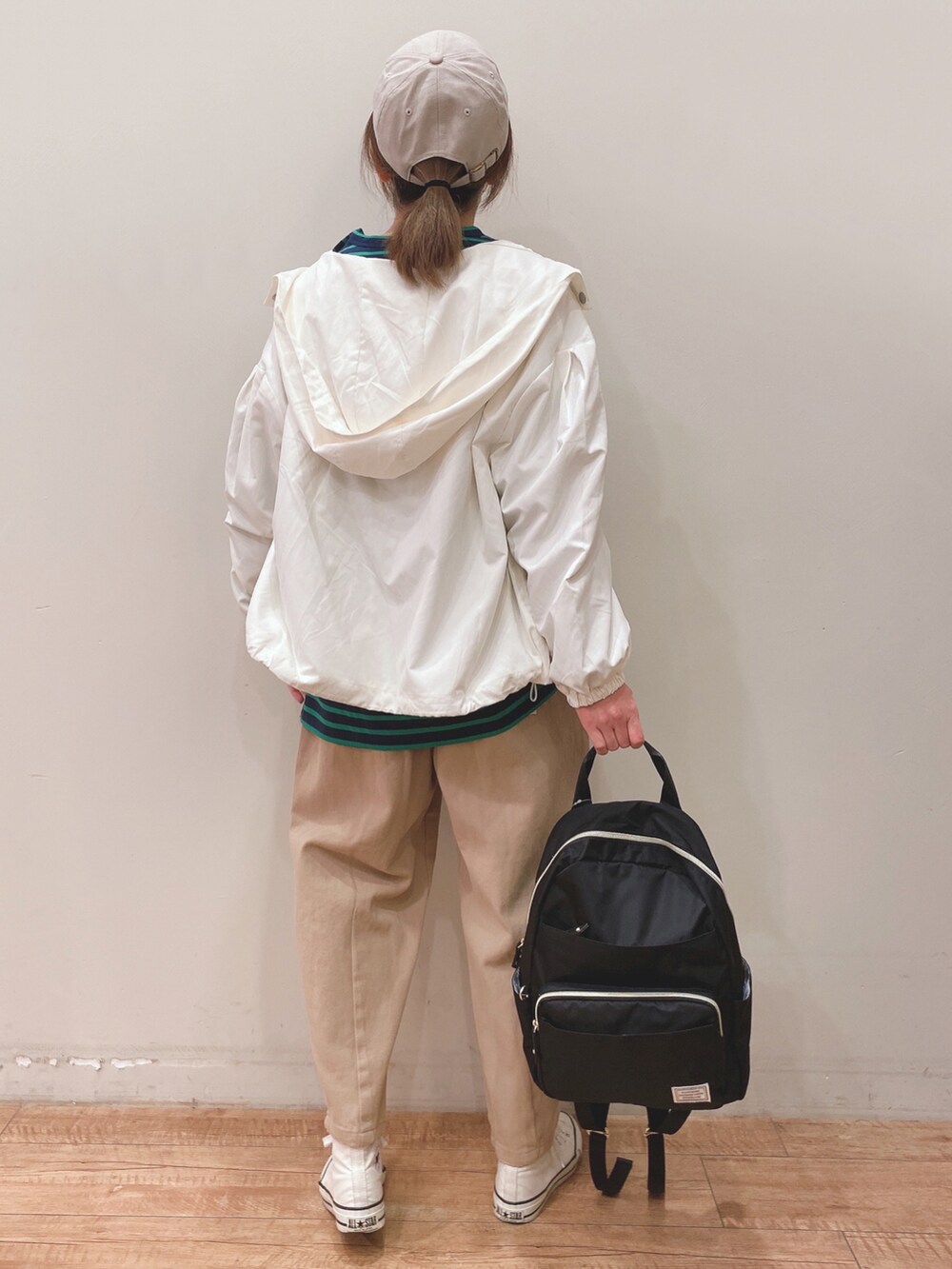 ブルー系のTシャツ/カットソー、ホワイト系のブルゾン、ベージュ系のその他パンツを着用したレディースの春コーディネートの4枚目の写真