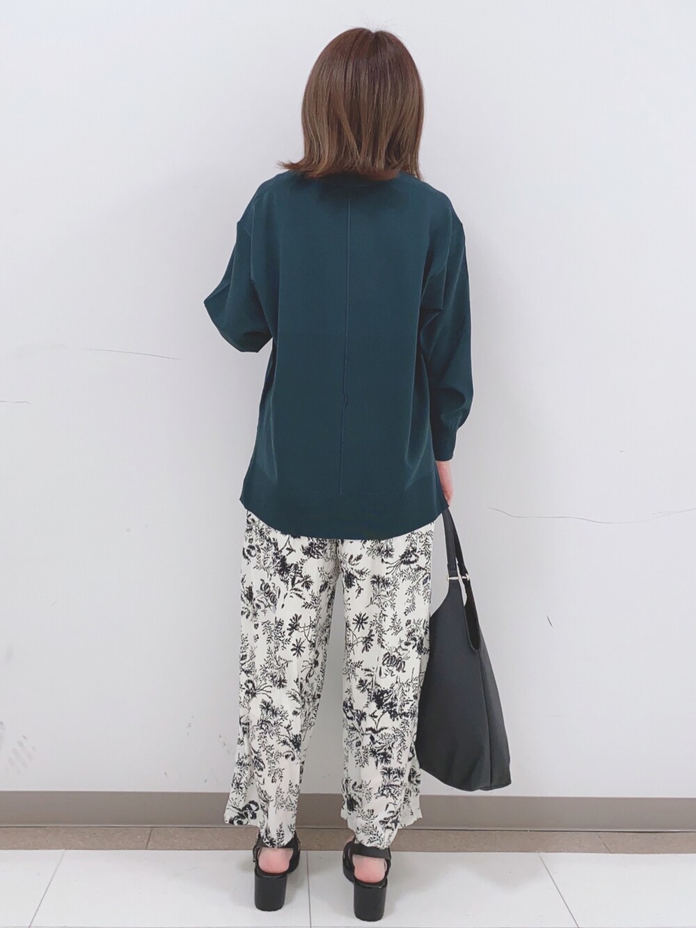 グリーン系のカーディガン/ボレロ、グレー系のタンクトップ、ベージュ系のその他パンツを着用したレディースの春コーディネートの3枚目の写真