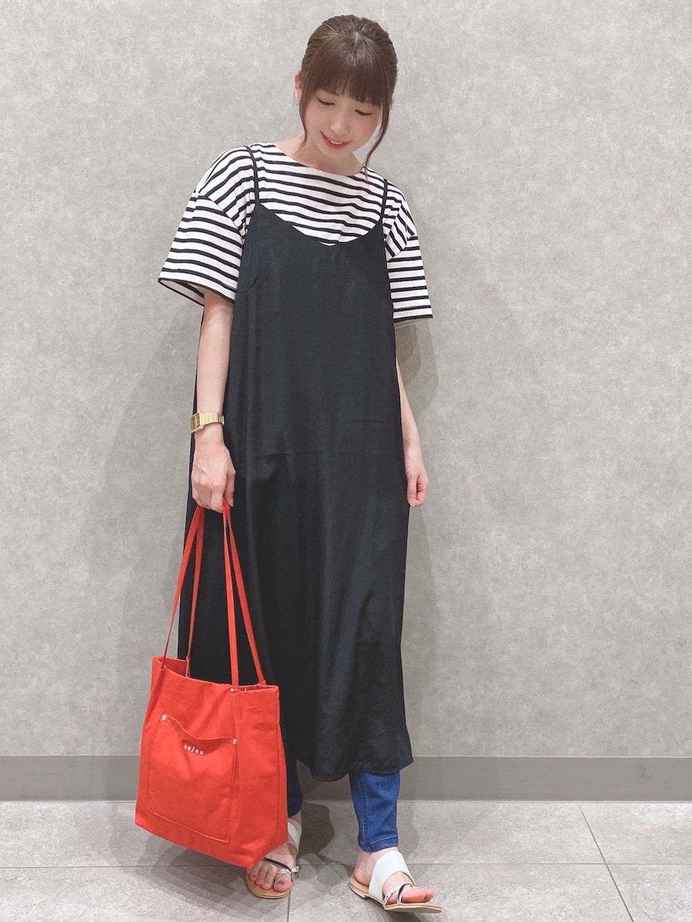 ブラック系のTシャツ/カットソー、ブラック系のワンピース、ベージュ系のサンダルを着用したレディースの夏コーディネートの4枚目の写真